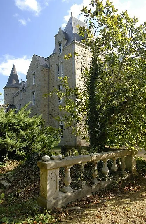 Couette-café Bed and Breakfast Château de Kergouanton à Trélévern