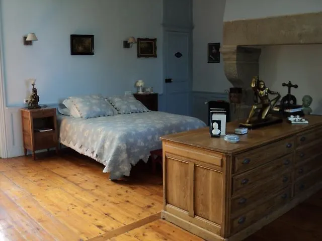 Couette-café Bed and Breakfast Château de Kergouanton à Trélévern