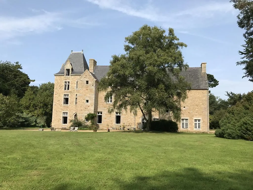 Couette-café Bed and Breakfast Château de Kergouanton à Trélévern France